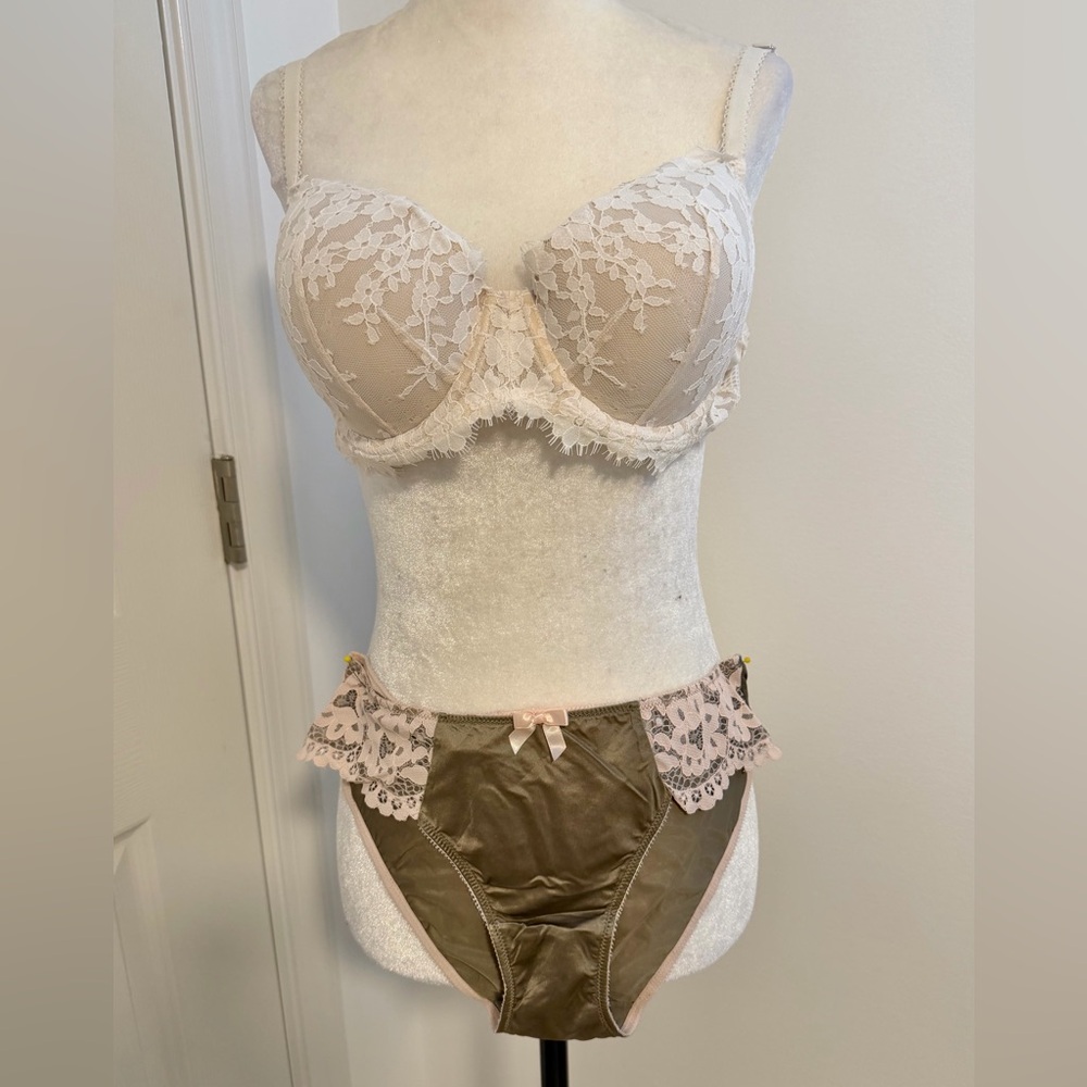 Victoria's Secret Cream Lace Mesh Balconette Bra